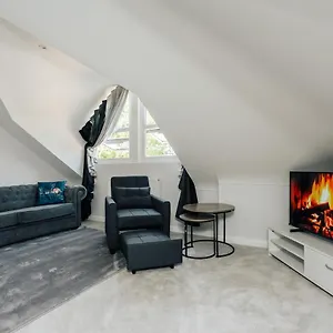 Apartment Luxury Sleeps 7 Guests With Free Parking And Netflix, Bournemouth