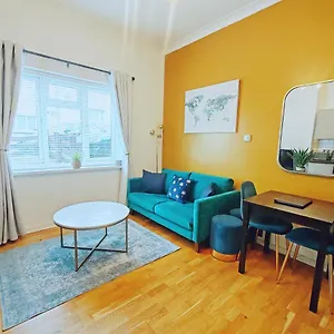 Apartment Bright And Stylish 2 Bedroom Town Centre Sleeps 5 Free Parking, Bournemouth
